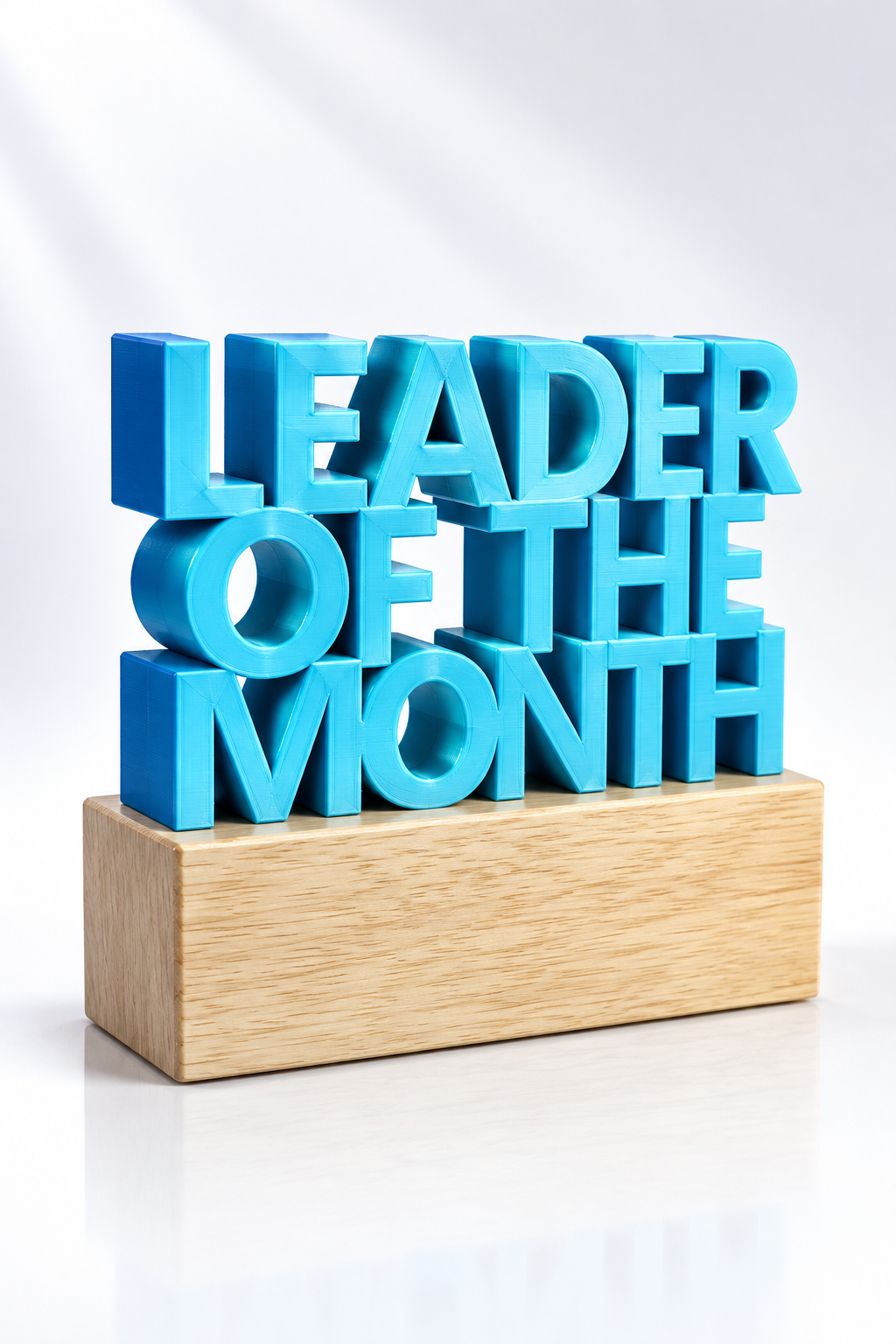 青色 Leader of the Month 立体文字奖杯与浅木底座