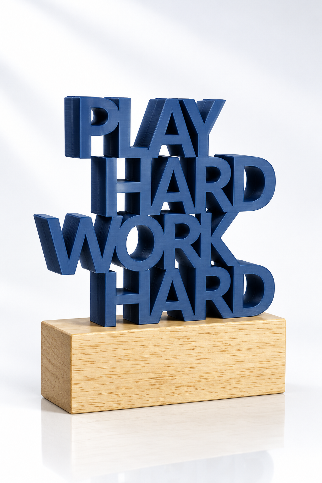 木底座上的海军蓝 Play Hard Work Hard 3D 文字奖杯